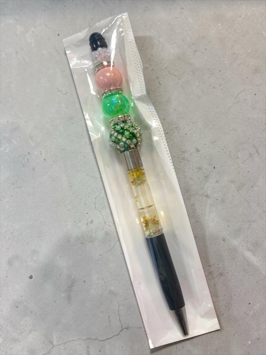 @mint_to_shine Accessories - Beaded Pen Colorful in Pink & green design elegance.